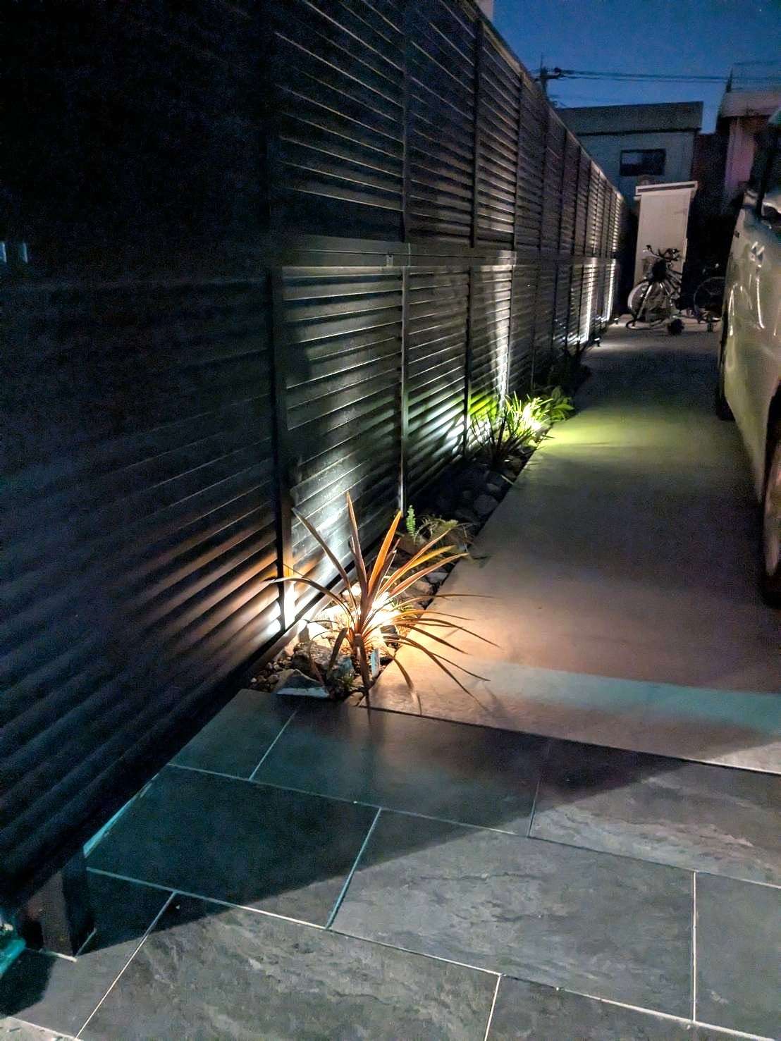 植栽+照明で幻想的な雰囲気のフェンス｜大分市