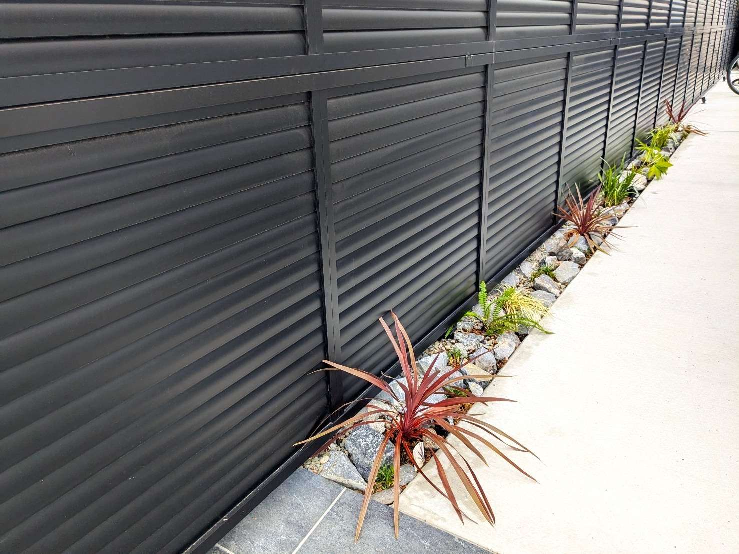 植栽+照明で幻想的な雰囲気のフェンス｜大分市