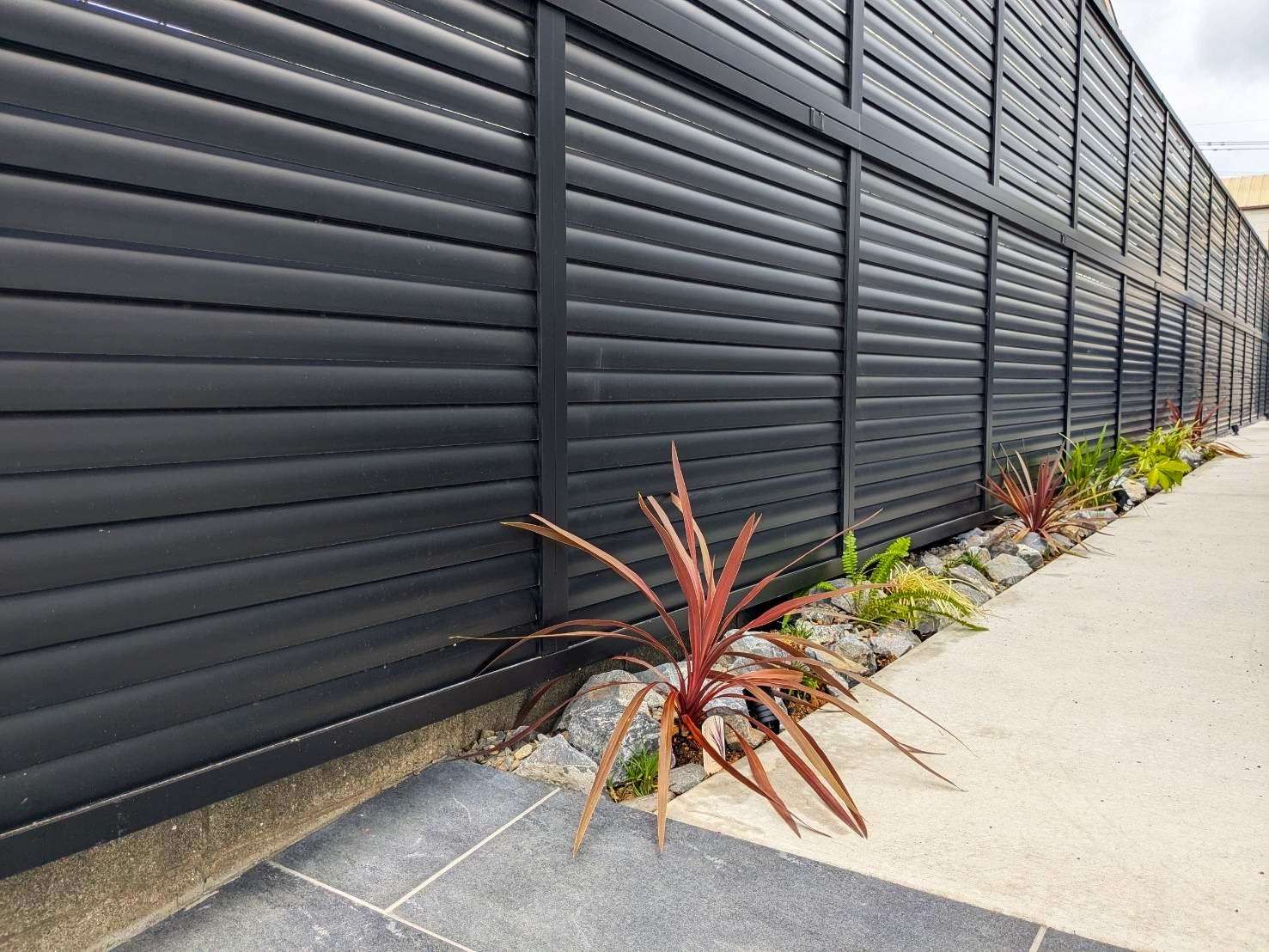 植栽+照明で幻想的な雰囲気のフェンス｜大分市