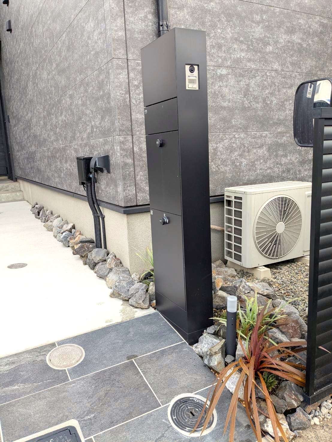 無駄のないシックなデザインの機能門柱｜大分市