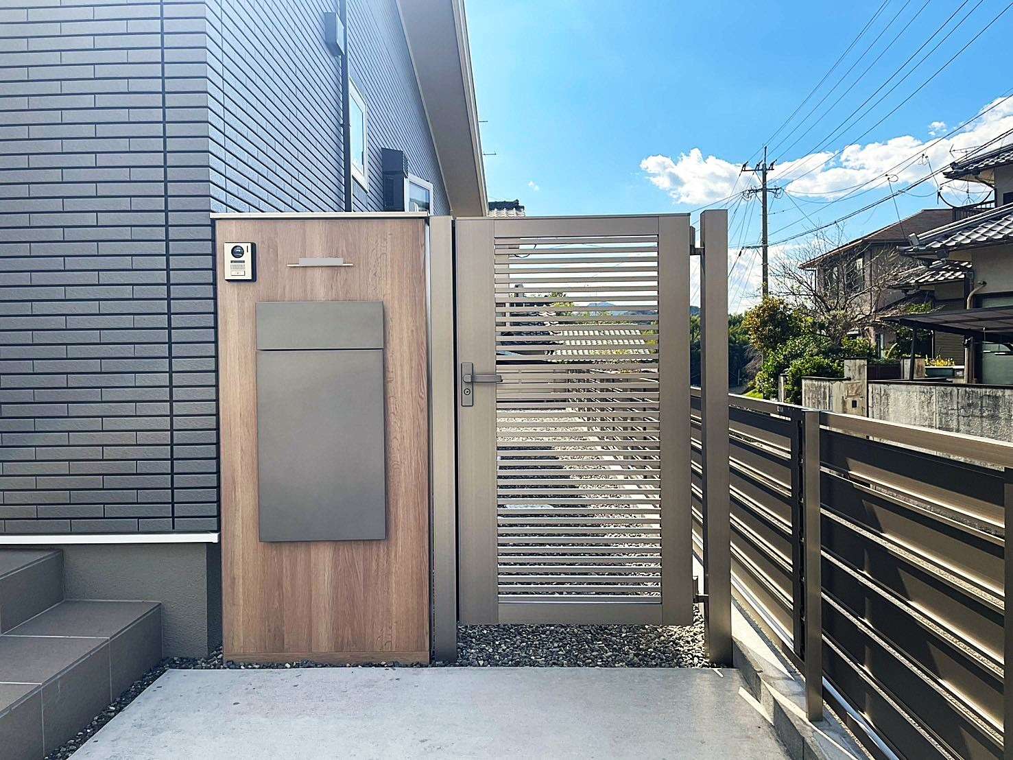 高さを揃えた門柱+門扉で統一性のある外構｜大分市