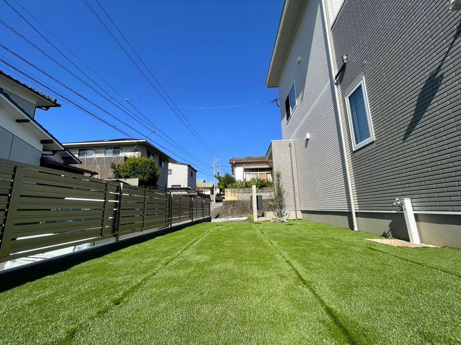 雨水桝、植栽部分を切り抜いた人工芝｜大分市