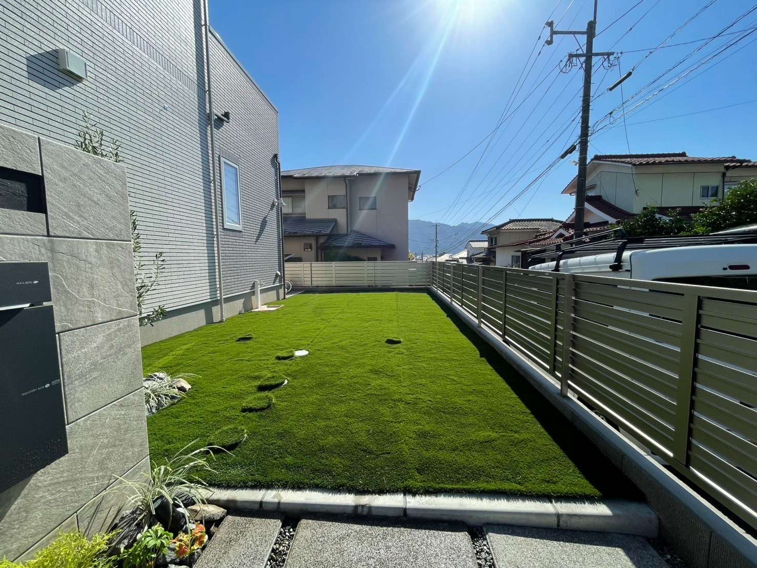 雨水桝、植栽部分を切り抜いた人工芝｜大分市