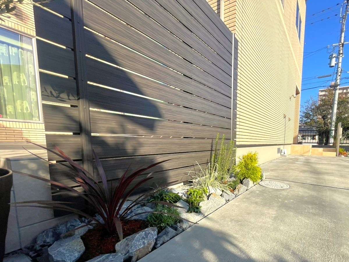 タイルデッキ部分に目隠しフェンス設置で視線をカット｜大分市