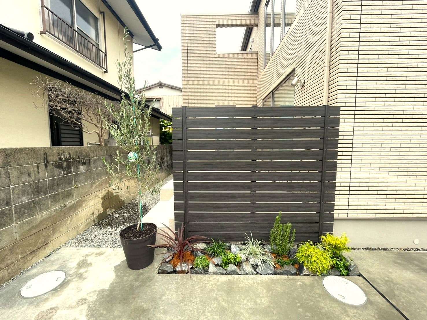 タイルデッキ部分に目隠しフェンス設置で視線をカット｜大分市