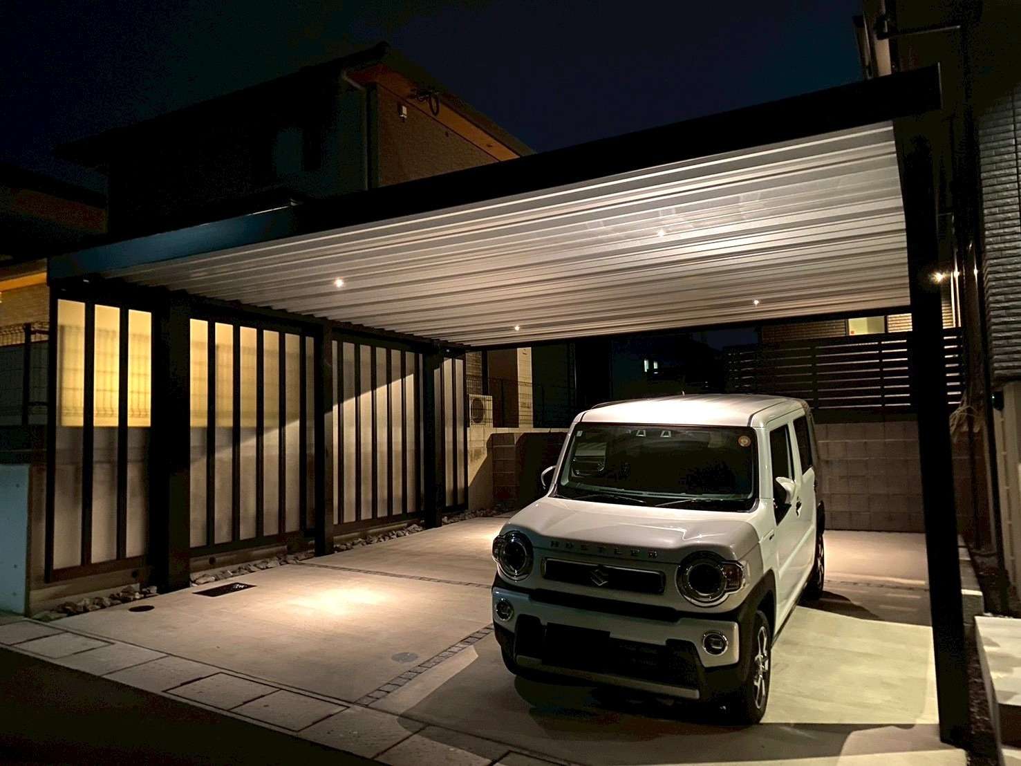 サイドパネル+ダウンライト付き折板カーポート｜大分市