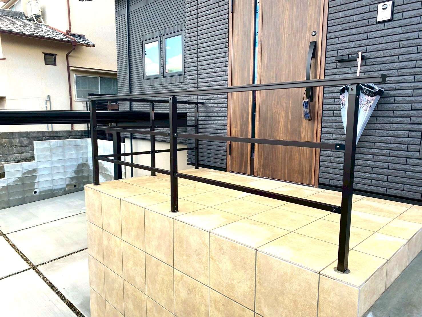 シンプルデザインの転落防止＆歩行補助手すり｜大分市