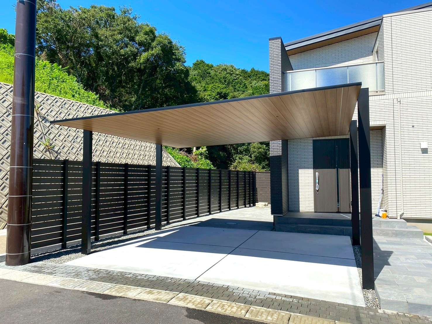 ぬくもり感、高級感漂う木目調アルミ屋根カーポート｜大分市