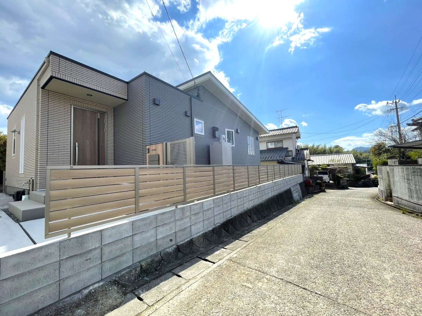 淡く優しい色合いの目隠しフェンス｜大分市