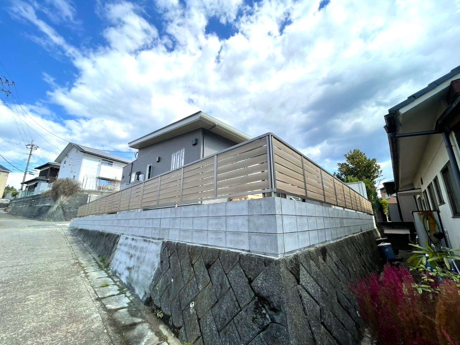 淡く優しい色合いの目隠しフェンス｜大分市