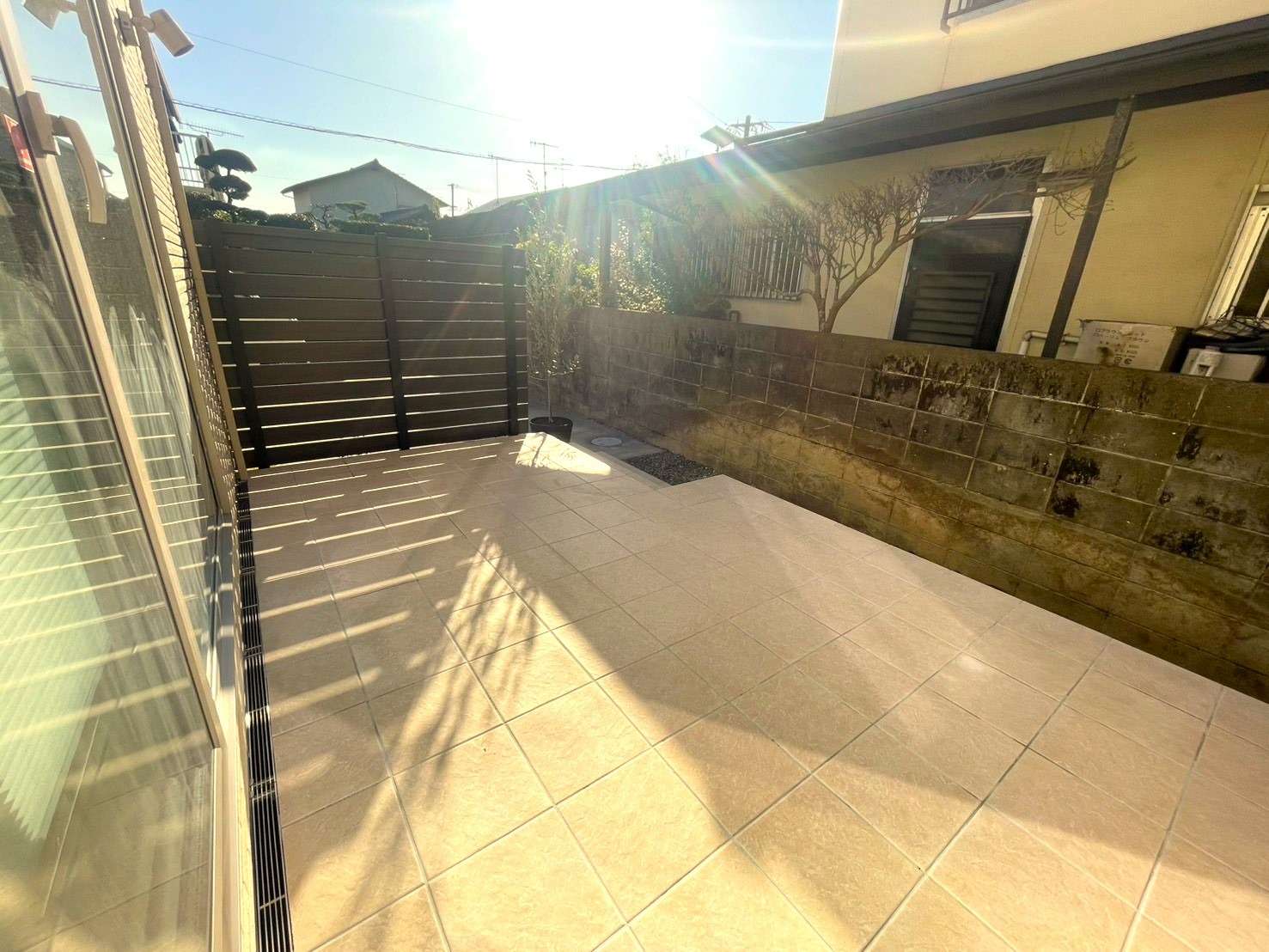 フェンスで視線がカットされたタイルデッキ｜大分市