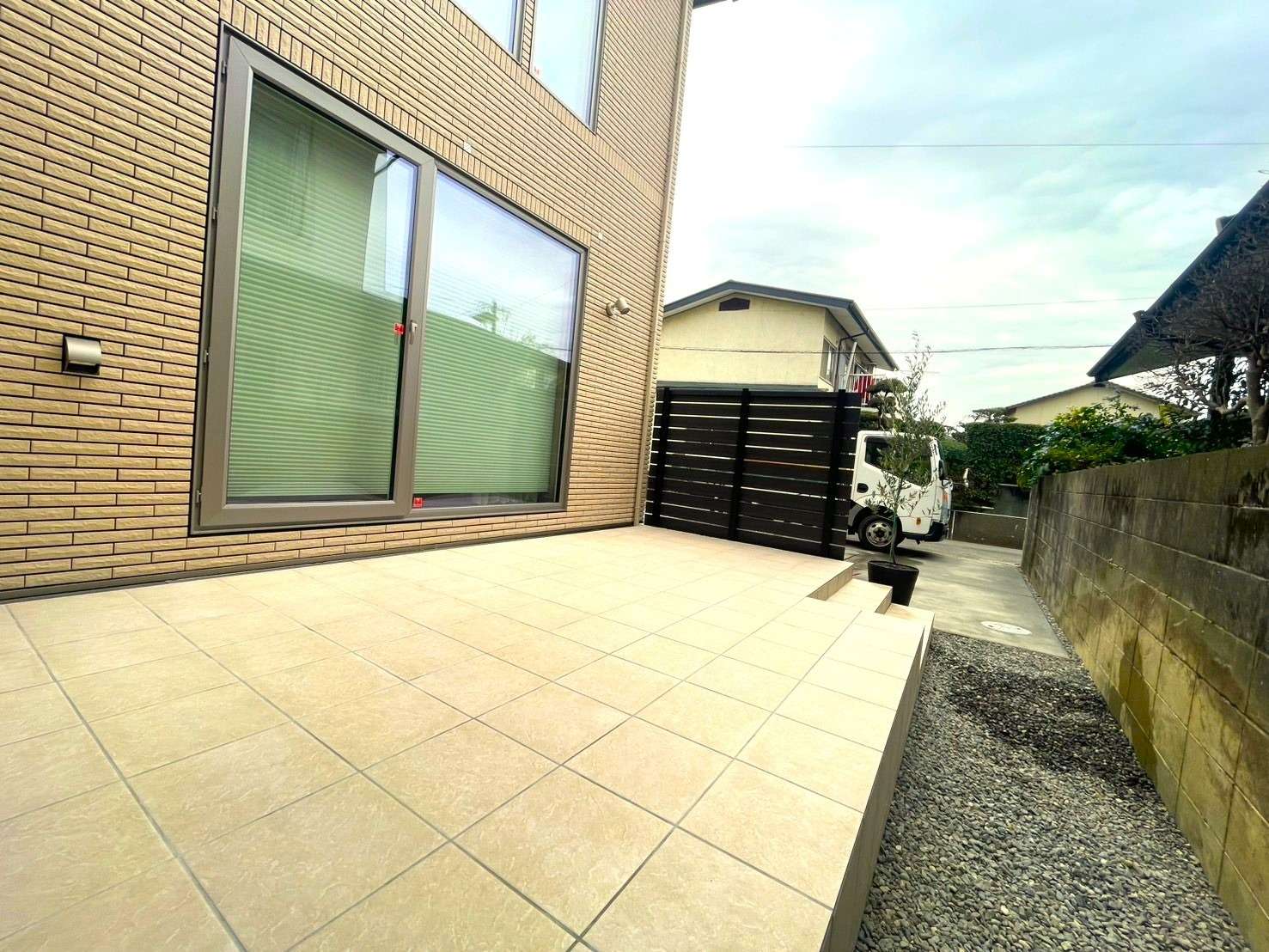 フェンスで視線がカットされたタイルデッキ｜大分市