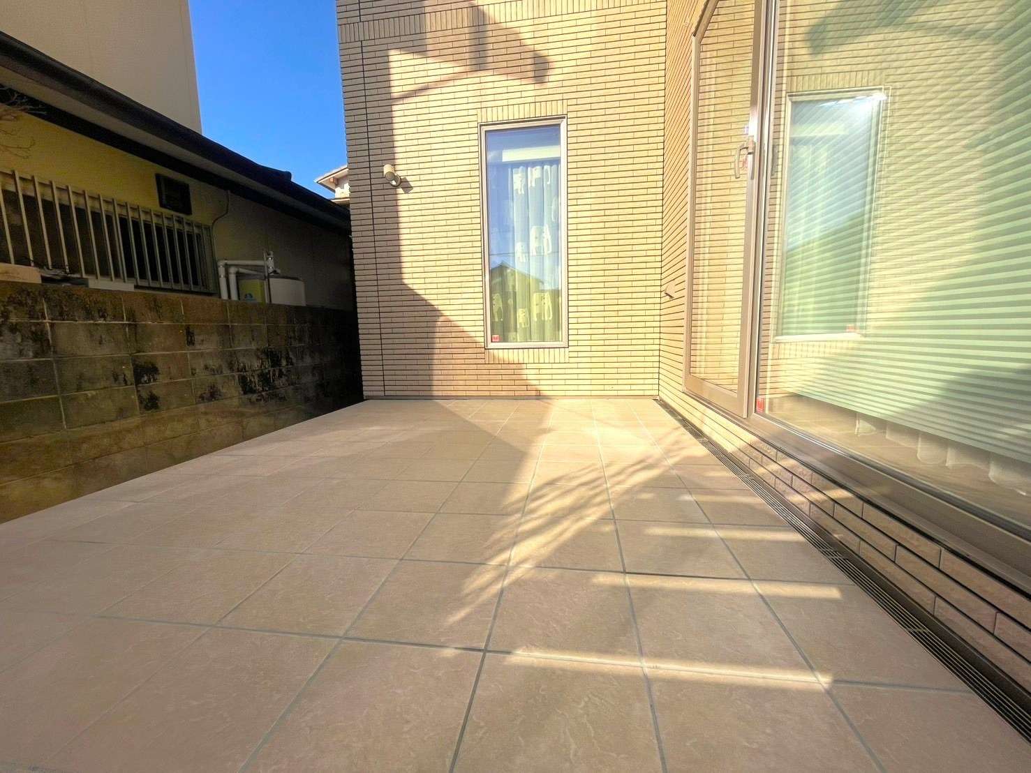 フェンスで視線がカットされたタイルデッキ｜大分市