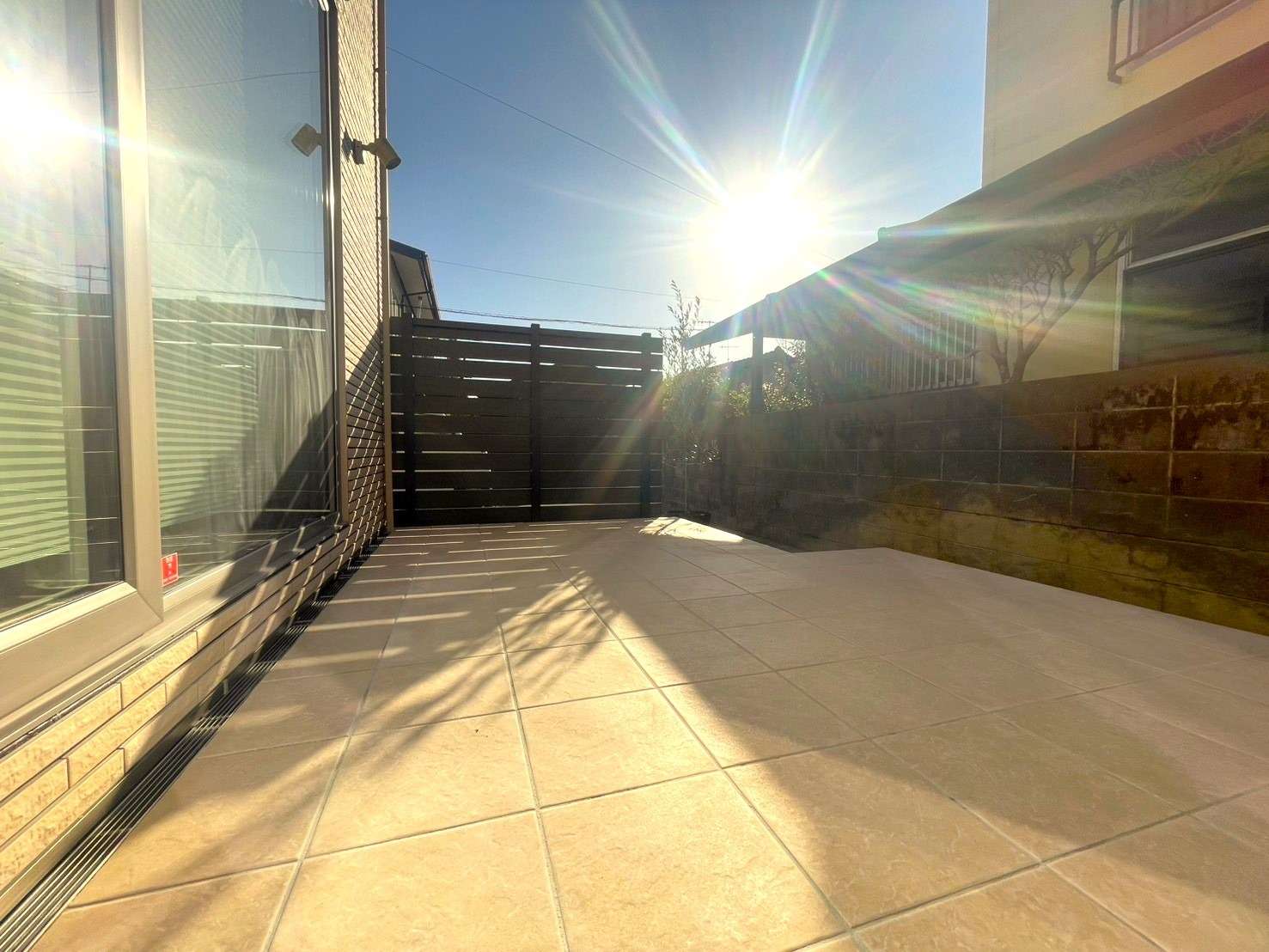 フェンスで視線がカットされたタイルデッキ｜大分市