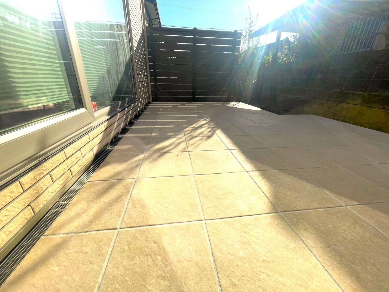 フェンスで視線がカットされたタイルデッキ｜大分市