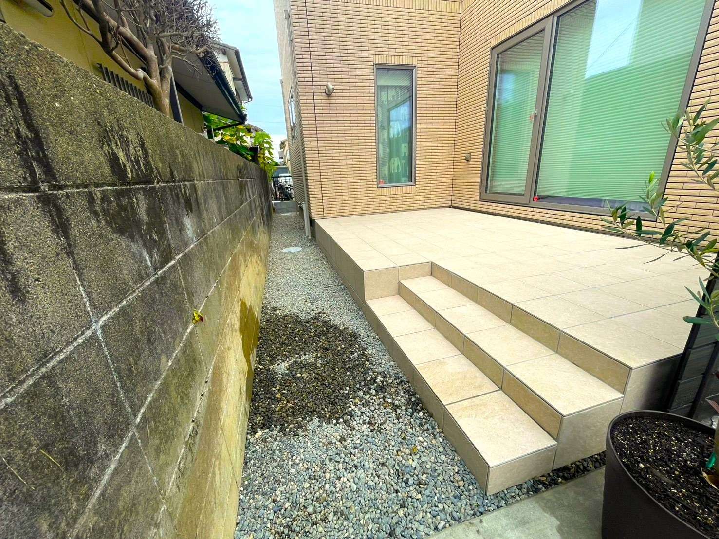 フェンスで視線がカットされたタイルデッキ｜大分市