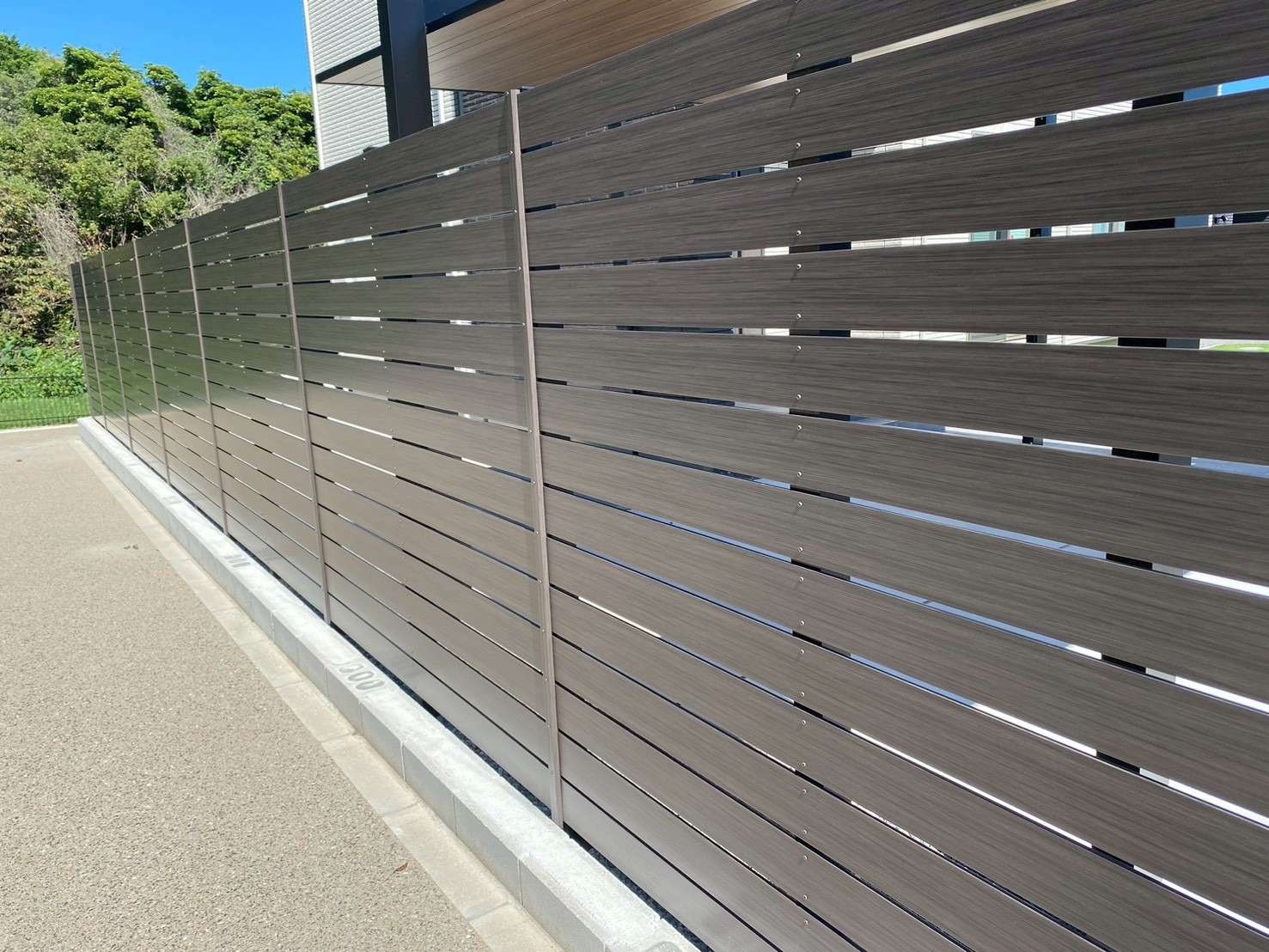 ナチュラルな木目調高尺フェンス｜大分市