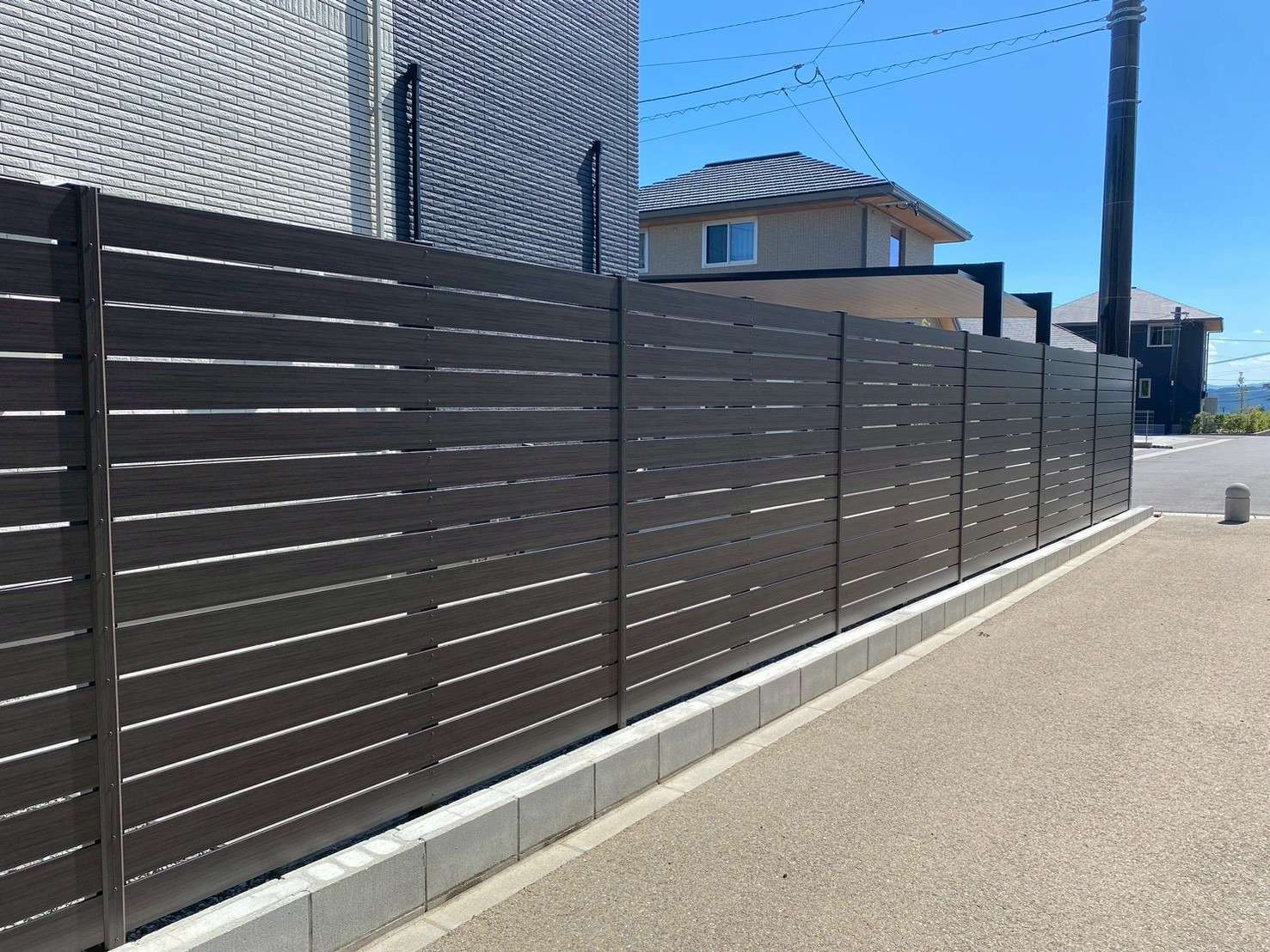 ナチュラルな木目調高尺フェンス｜大分市