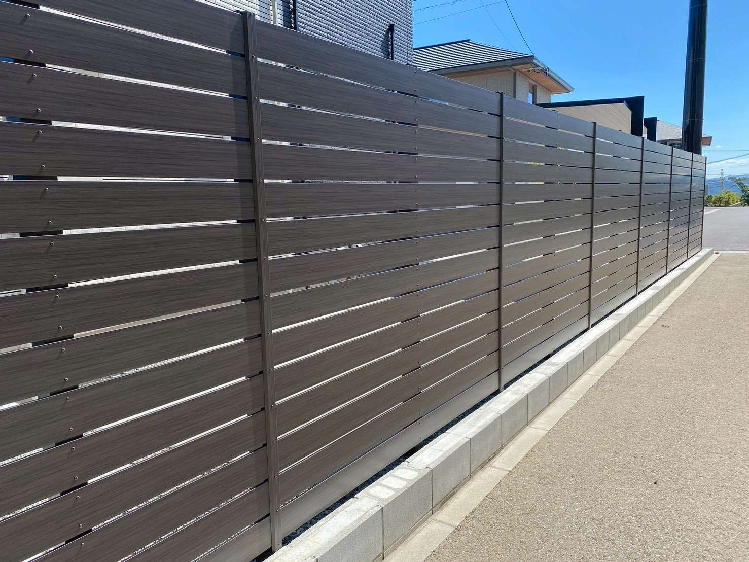 ナチュラルな木目調高尺フェンス｜大分市