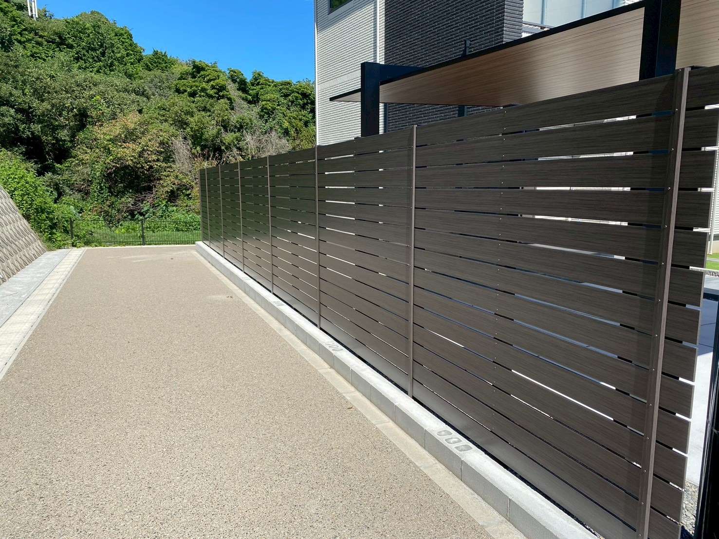 ナチュラルな木目調高尺フェンス｜大分市