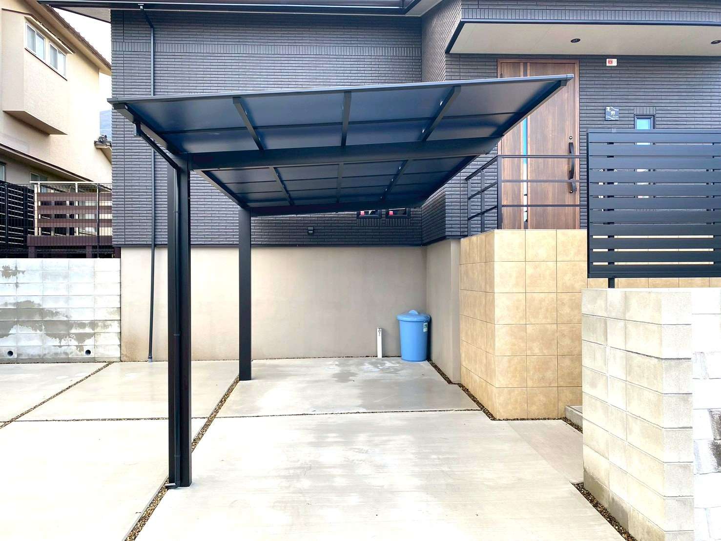 ブラックカラーのスタンダードカーポート｜大分市