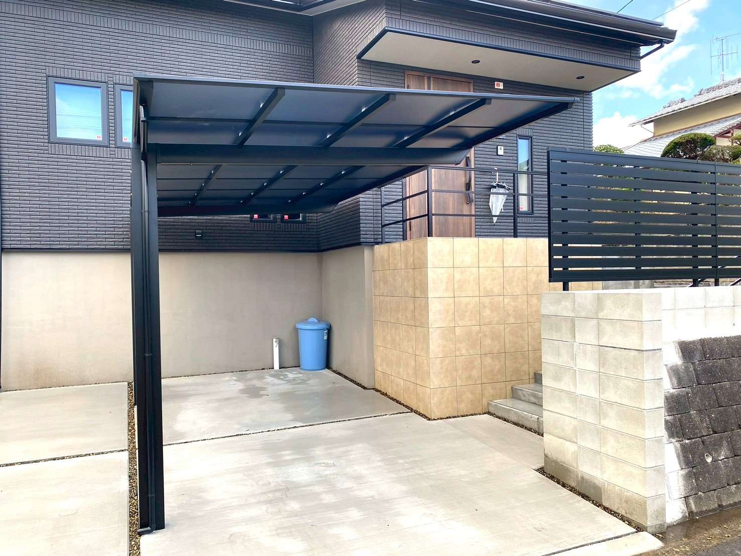 ブラックカラーのスタンダードカーポート｜大分市