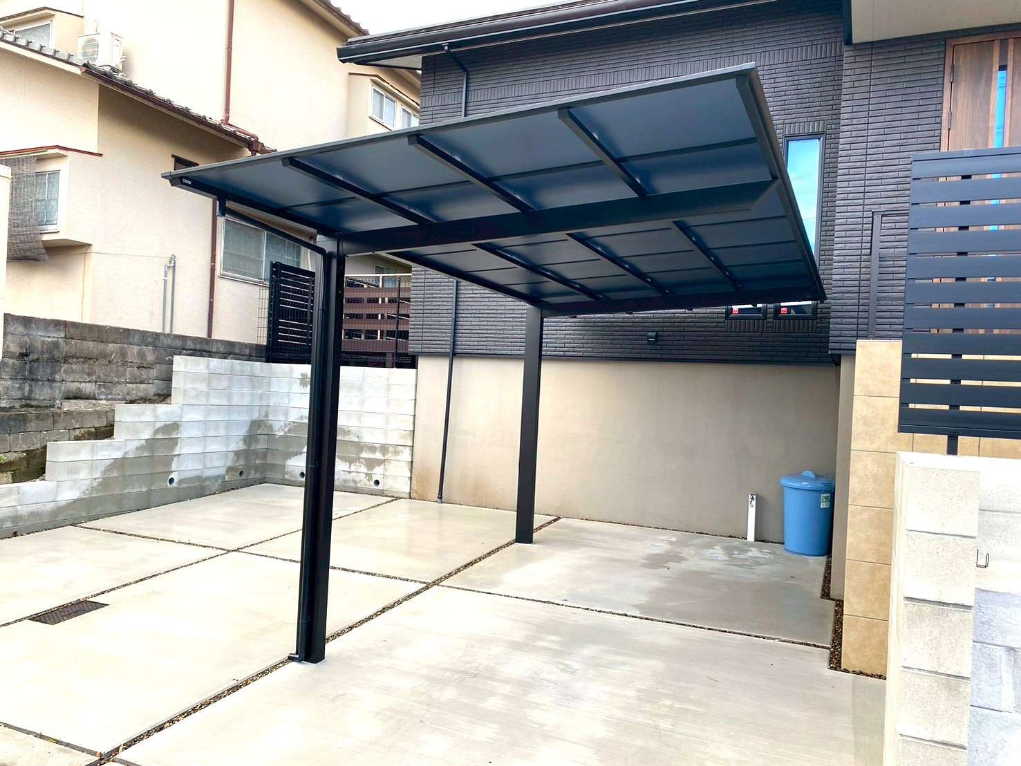 ブラックカラーのスタンダードカーポート｜大分市