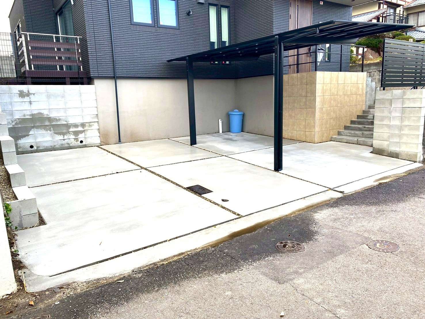 ブラックカラーのスタンダードカーポート｜大分市