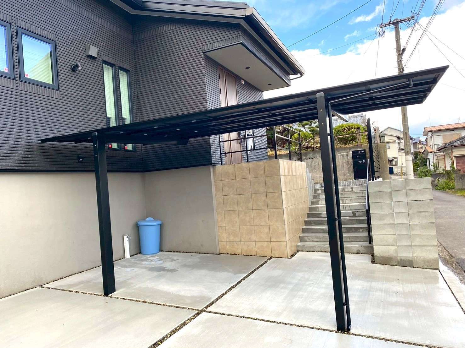 ブラックカラーのスタンダードカーポート｜大分市