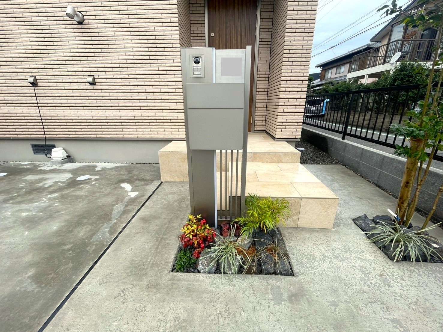 植栽とスリムなシンプル機能門柱｜大分市