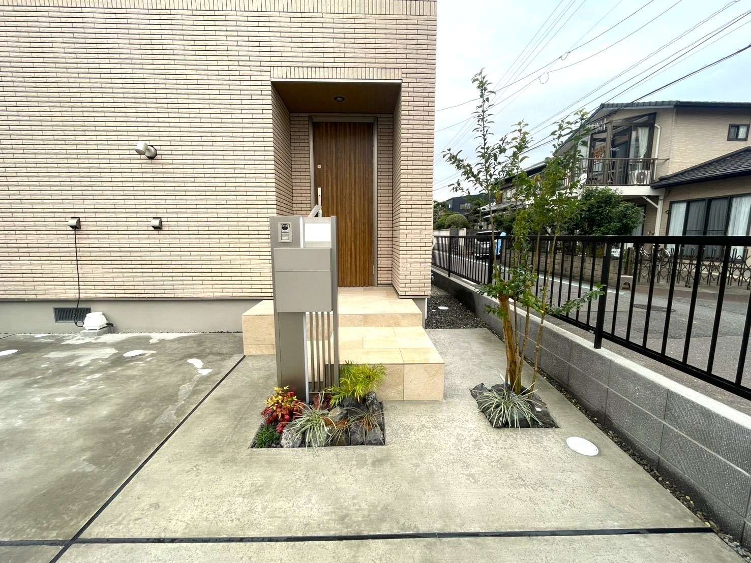 植栽とスリムなシンプル機能門柱｜大分市