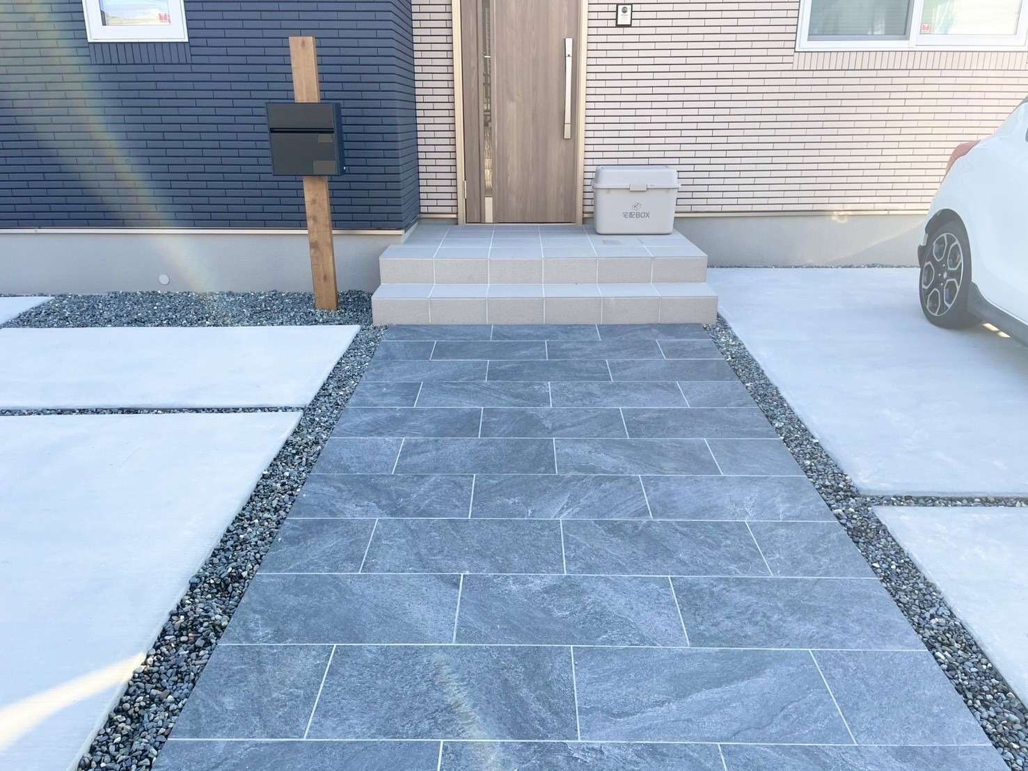 タイル張り玄関アプローチ｜大分市