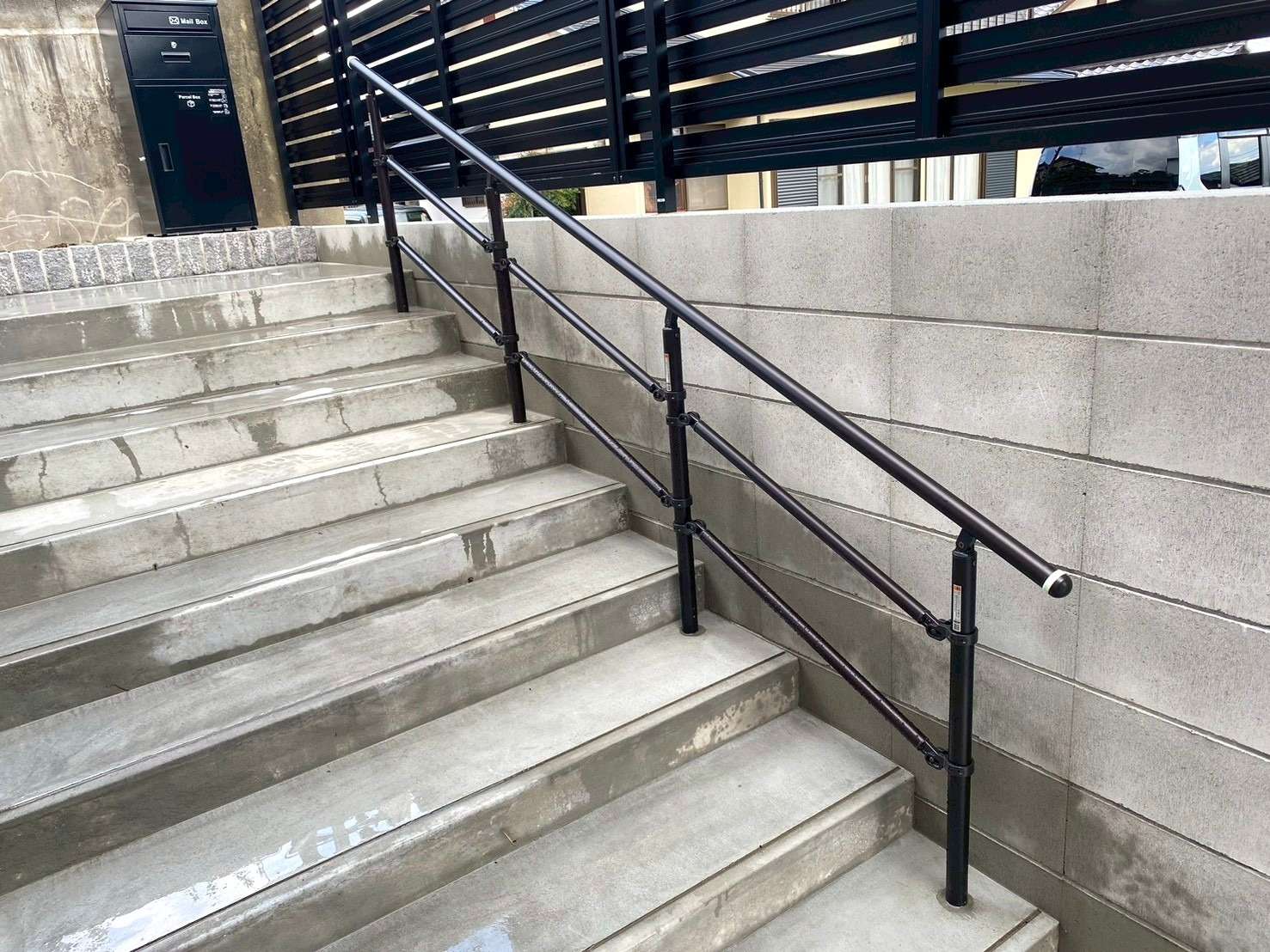 階段の上り下り快適なシンプルデザインの手すり｜大分市