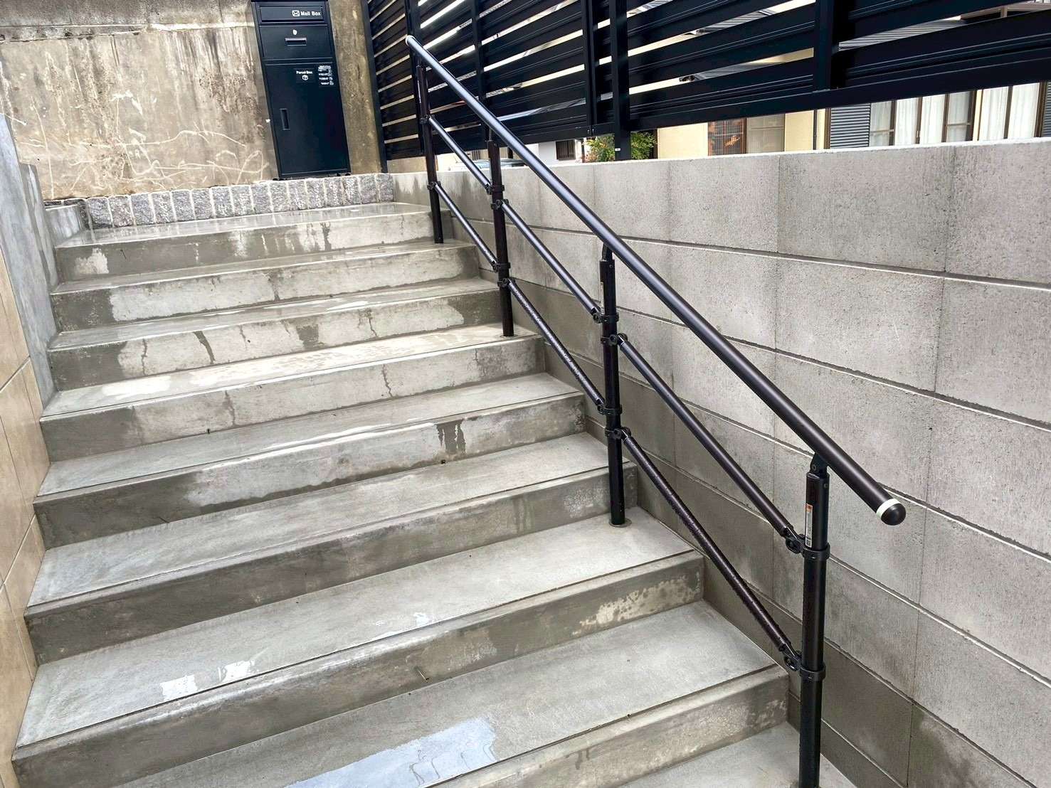 階段の上り下り快適なシンプルデザインの手すり｜大分市