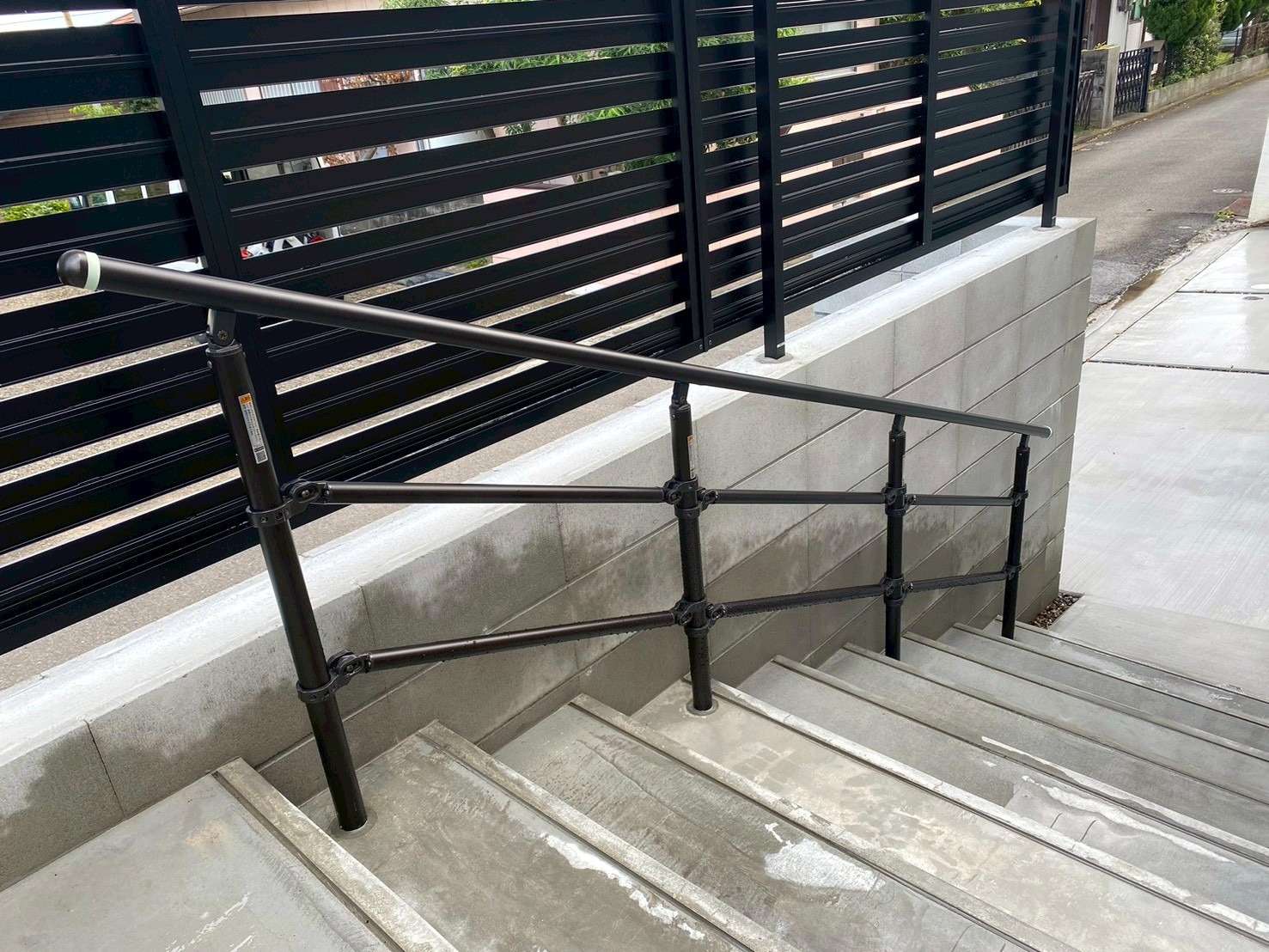 階段の上り下り快適なシンプルデザインの手すり｜大分市