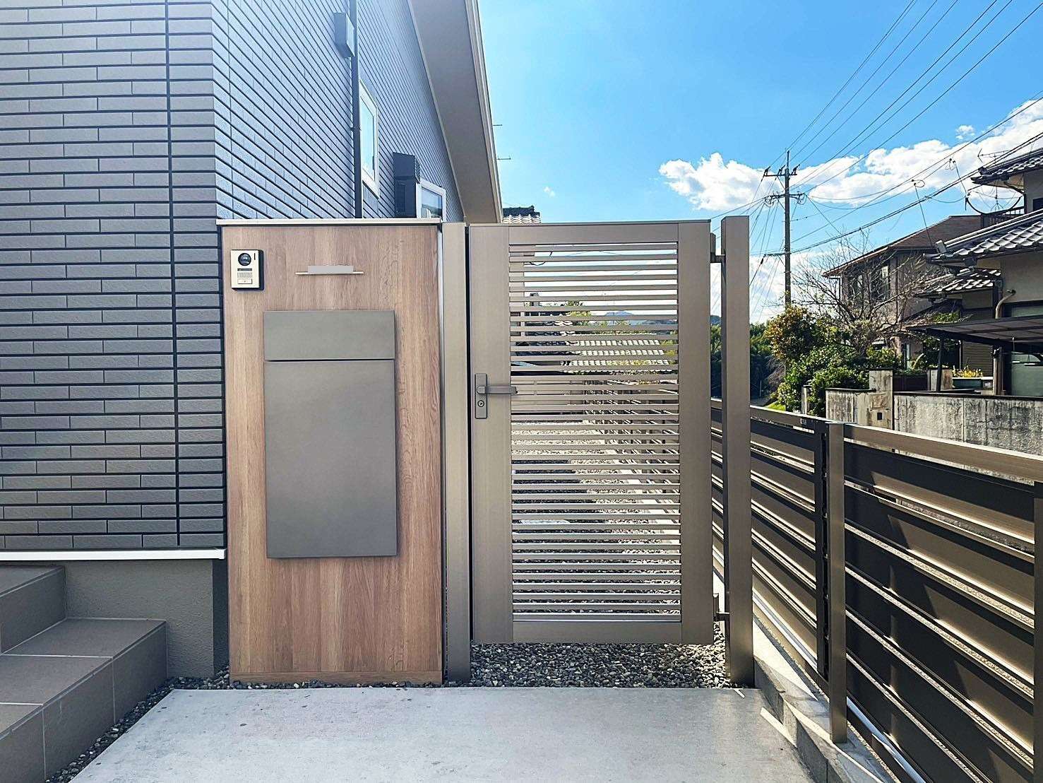 高さ＆カラーを揃えた統一感のある外構｜大分市