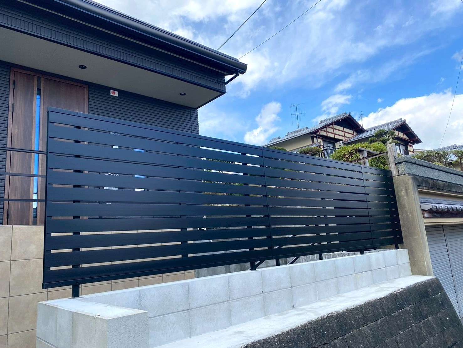 シックなブラックの目隠しフェンス|大分市