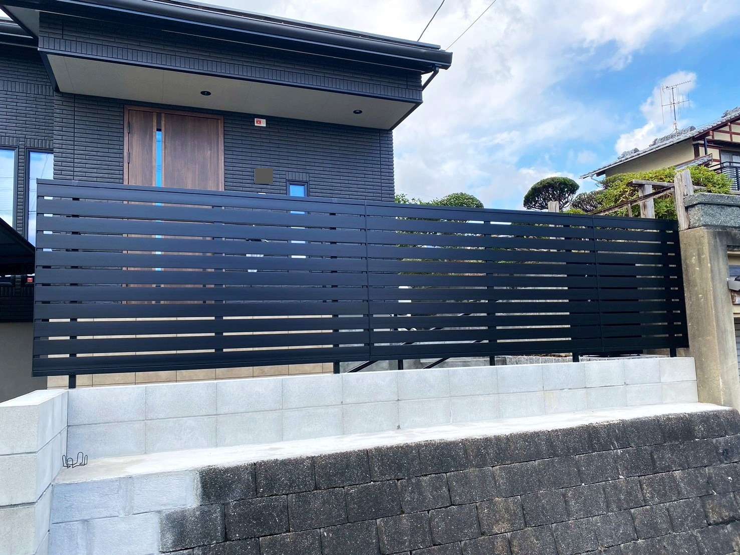 シックなブラックの目隠しフェンス｜大分市
