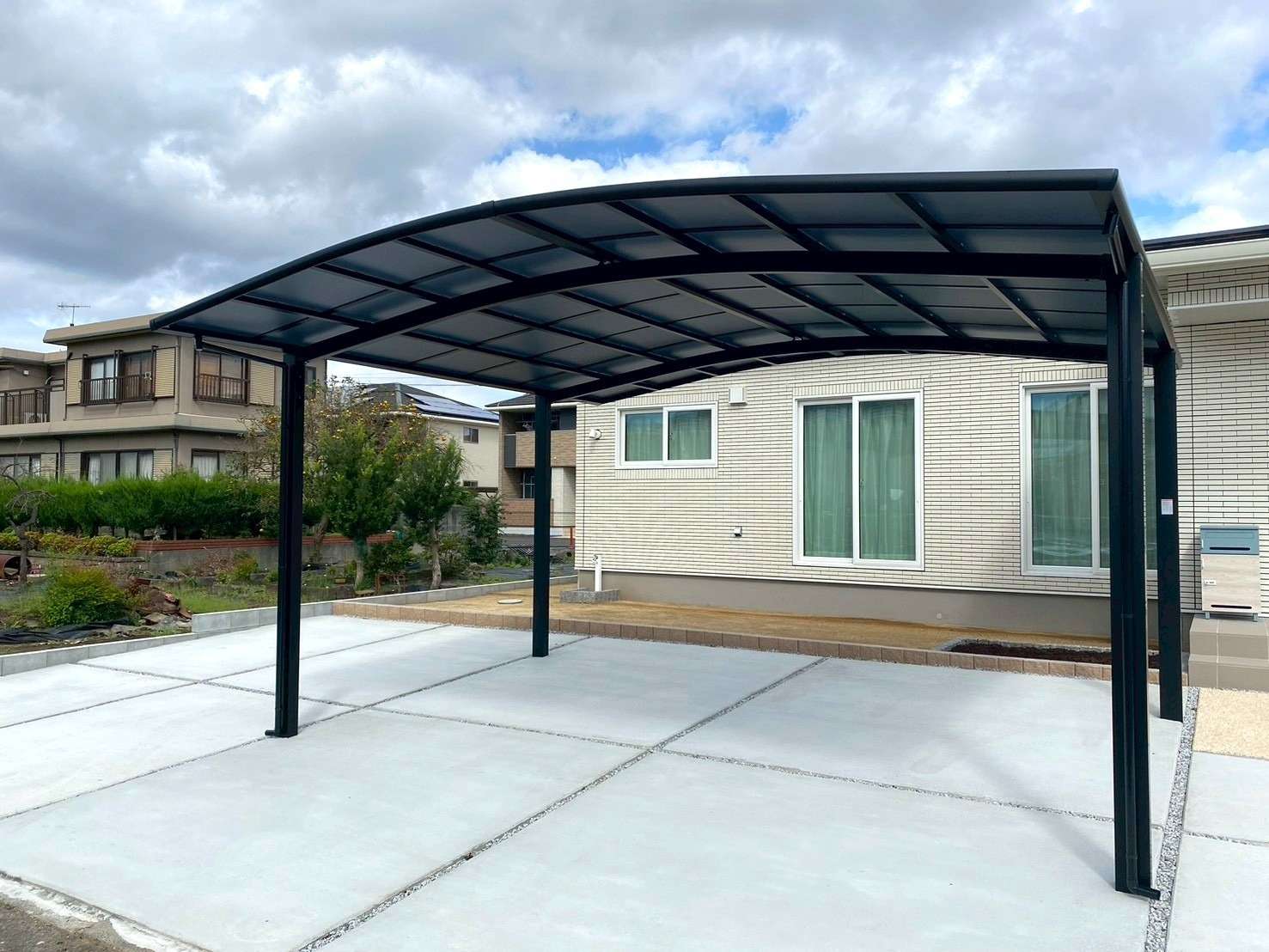 大きいカーポートで快適な駐車場｜大分市