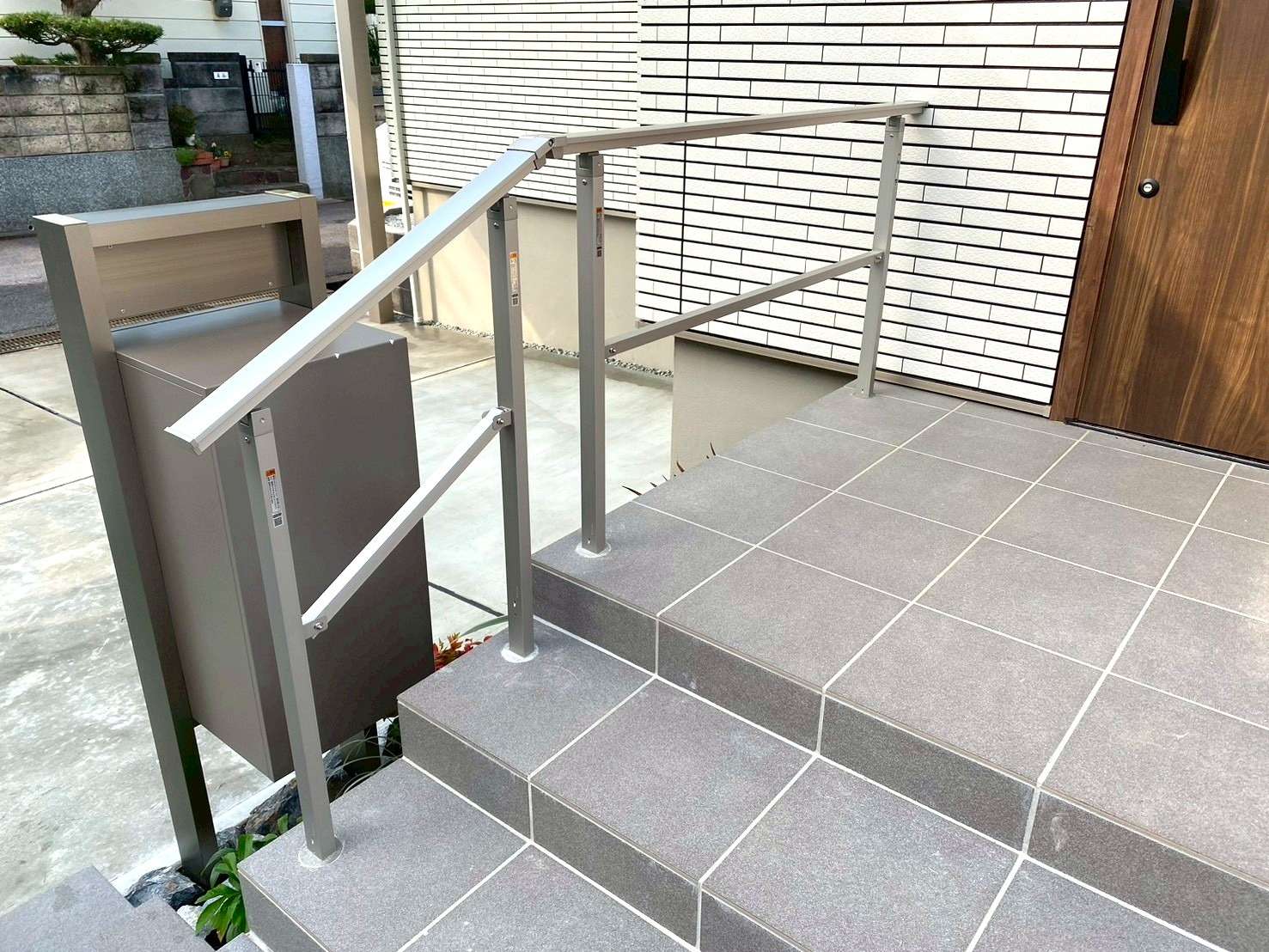 スタイリッシュで上り下りスムーズな歩行補助手すり｜大分市