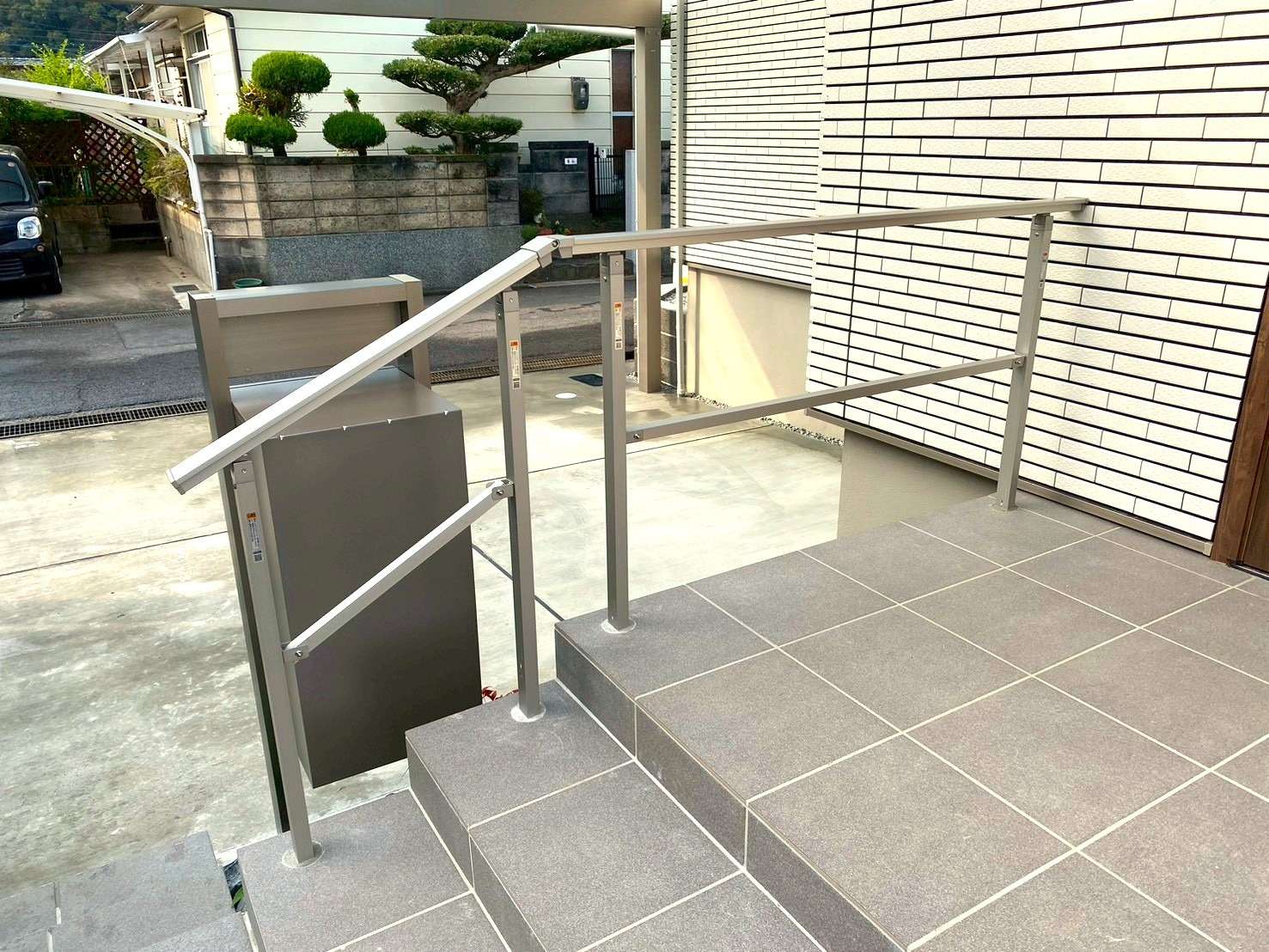 スタイリッシュで上り下りスムーズな歩行補助手すり｜大分市