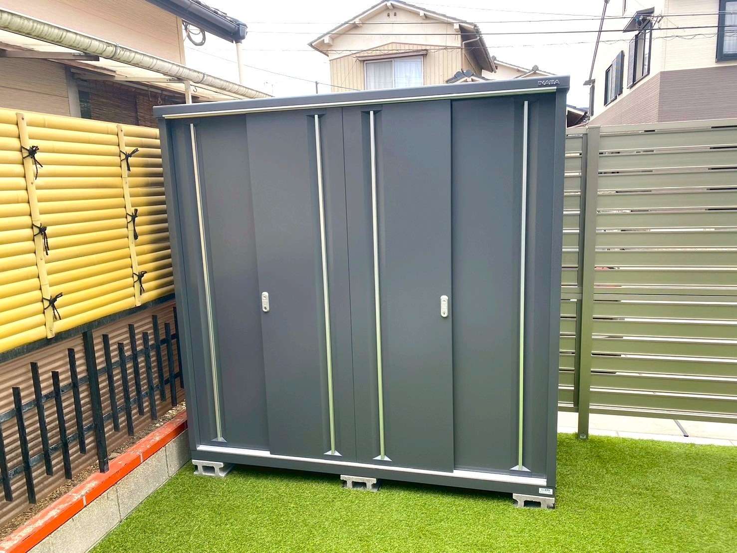 落ち着いた色合いのモダンな物置｜大分市