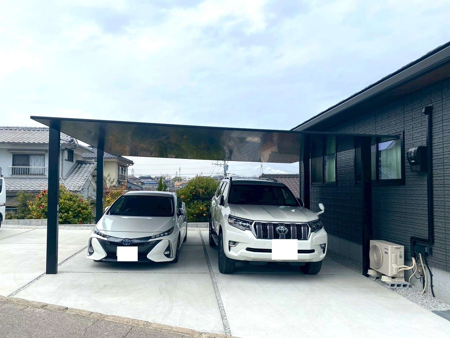 スタイリッシュなブラックアルミ屋根カーポート｜大分市