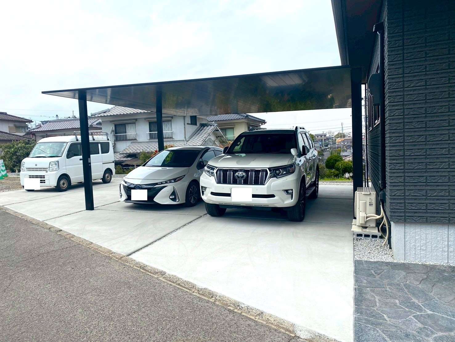 スタイリッシュなブラックアルミ屋根カーポート｜大分市