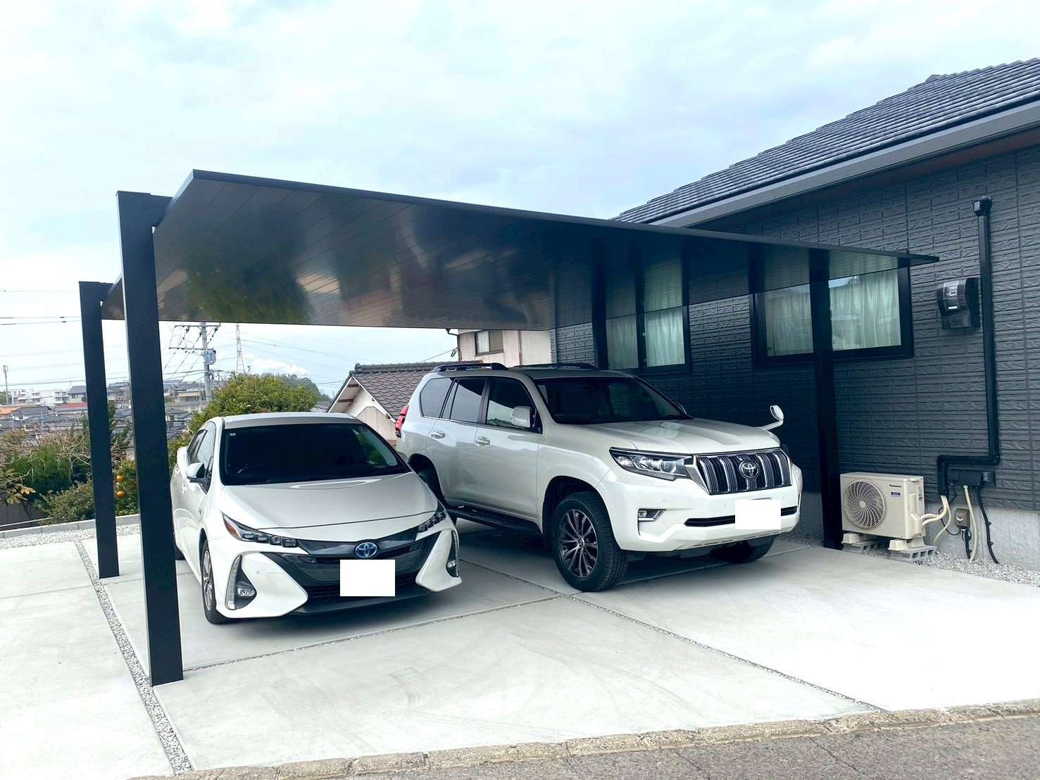 スタイリッシュなブラックアルミ屋根カーポート｜大分市