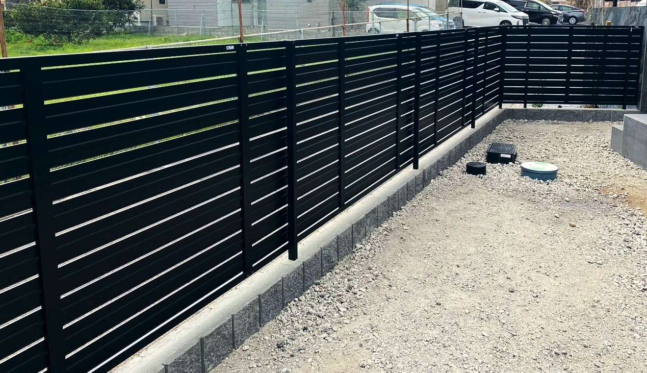 ブラックフェンスでスタイリッシュな外構｜大分市