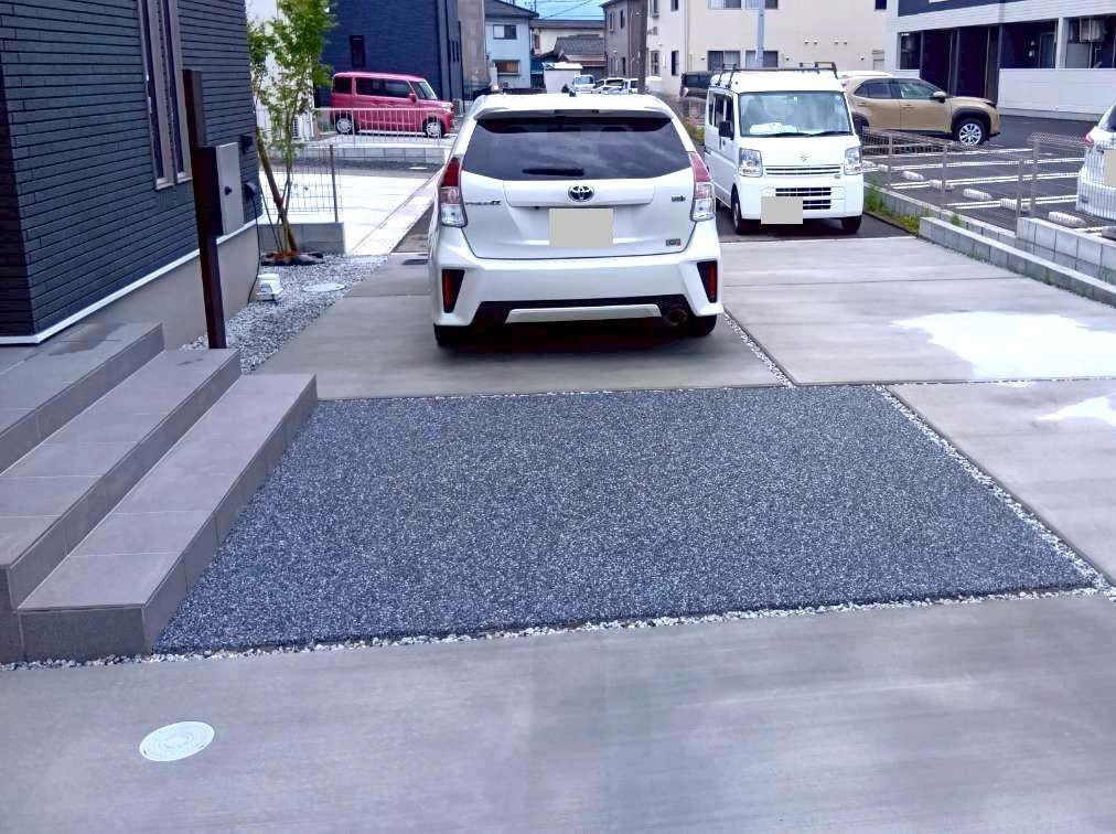 美しさと優れた水はけを兼ね備えた樹脂舗装アプローチ｜大分市