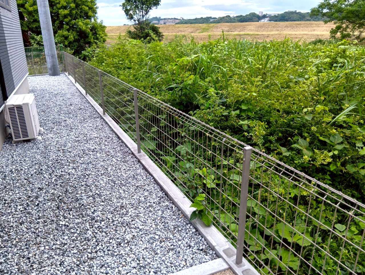 お庭の境界をすっきり仕切るメッシュフェンス｜大分市
