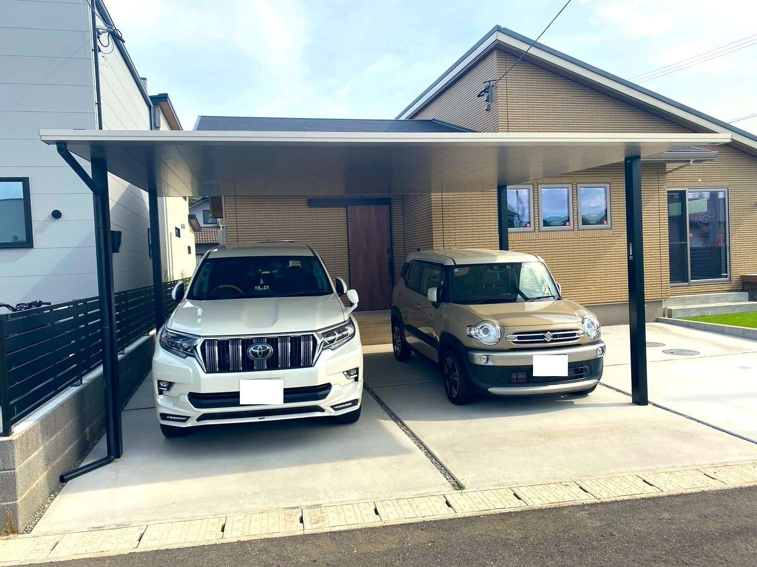 フラットな屋根ラインで魅せるシックなカラーのカーポート|大分市