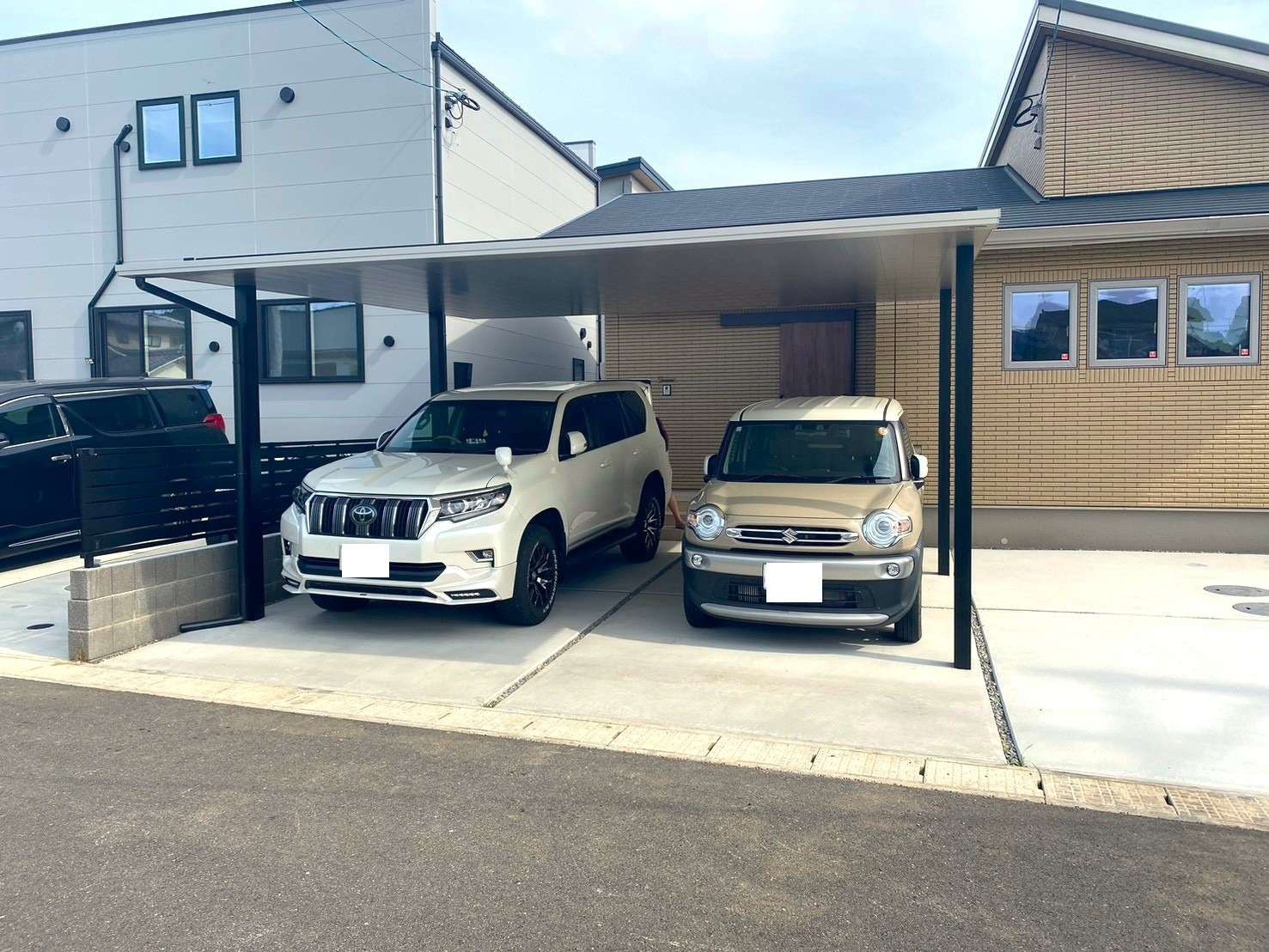 フラットな屋根ラインで魅せるシックなカラーのカーポート｜大分市